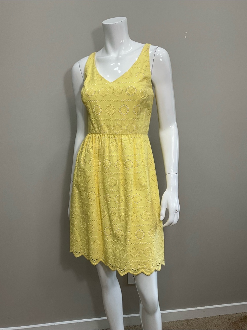 VINEYARD VINES Yellow Eyelet Embroidered Sleeveless V-Neck Mini Dress Sz 6